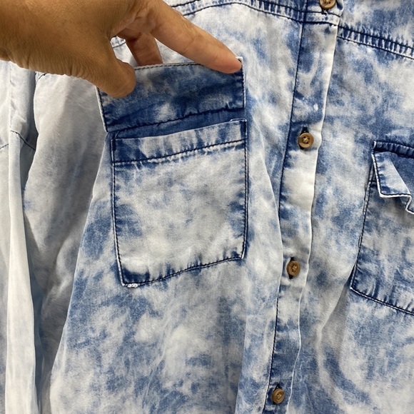 love Fire acid washed chambray hi Lo semi cropped dolman sleeve button down - Picture 4 of 9